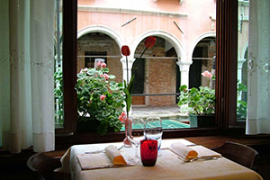 FTGBlog-VeniceBiennale-VinidaGigioRestaurantInterior-VinidaGigio